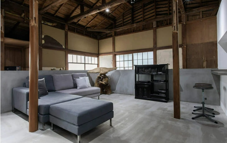 일본 목조 가옥을 모르타르 덩어리로 반쯤 묻어버린 디자이너 VIDEO: Old japanese house half-buried in mortar mass emerges in renovation by naoshi kondo