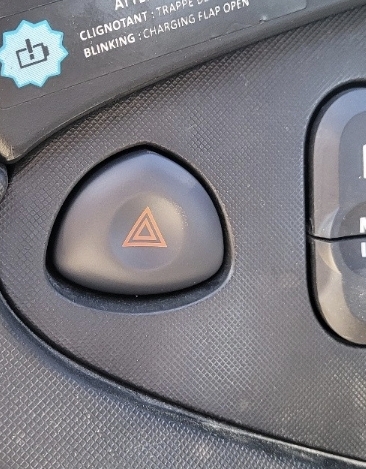 통째로 빠진 르노 트위지 비상등 버튼은 드라이브 버튼 옆에 있음.