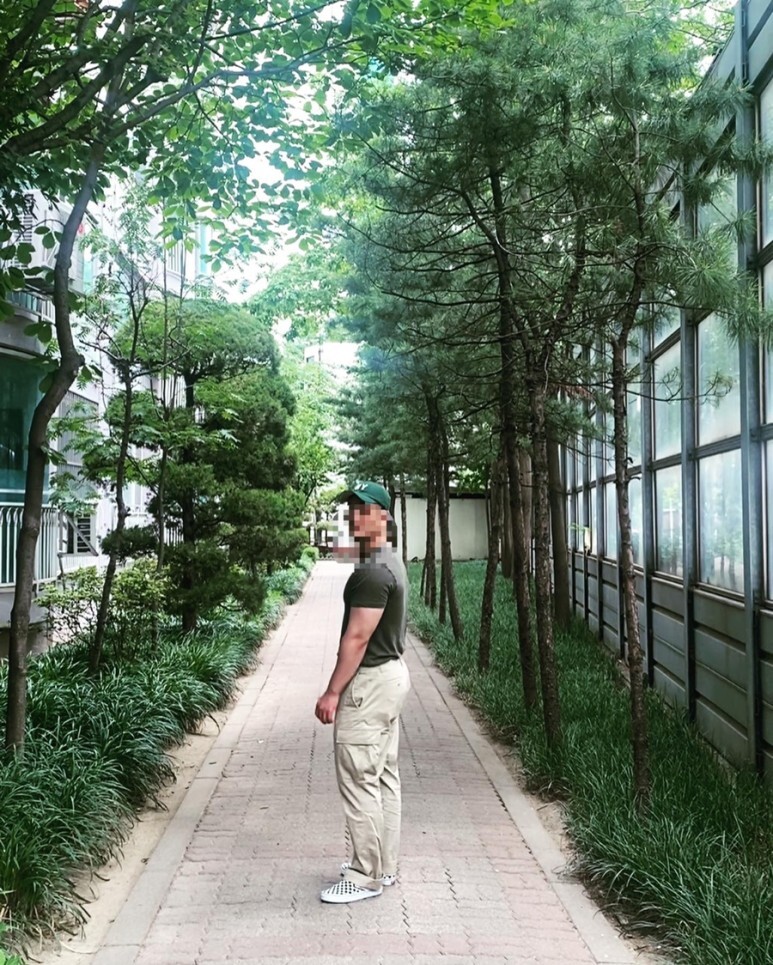 데일리룩(오뭘입) 빈티지 볼캡 카키, 빈티지 반팔 티셔츠 카키, 무신사스탠다드 카고바지 베이지, 반스체커보드 블랙화이트, 남자데일리룩, 남자데일리코디, 남자데일리패션, ootd