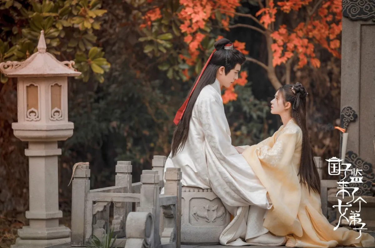 의자에앉은-안운지을-무릎꿇고-위로-바라보는-상기