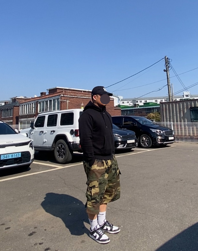 데일리룩('26. 3. 28.)엠엘비 뉴에라 Q핏언스트럭쳐 볼캡, 무신사스탠다드 보아 후드티, 카고브로스 카모플라쥬 카모 벌룬 버뮤다팬츠, 나이키 양말삭스, 나이키 덩크로우 범고래