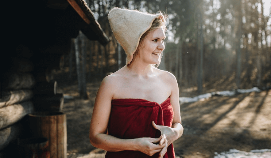 샤워 준비를 마친 여자