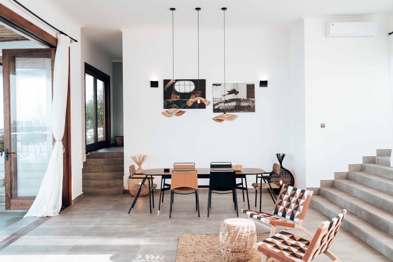 실내 환기를 위해 열린 문들