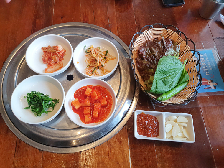 밑반찬으로-나온-김치-나물