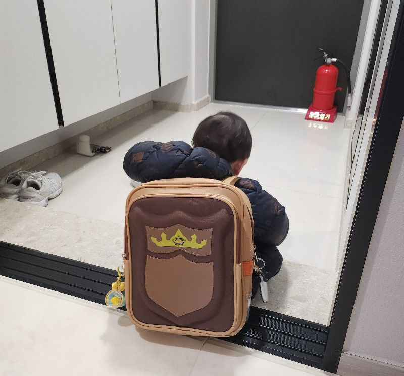 아이-어린이집등원-가방-뒷모습