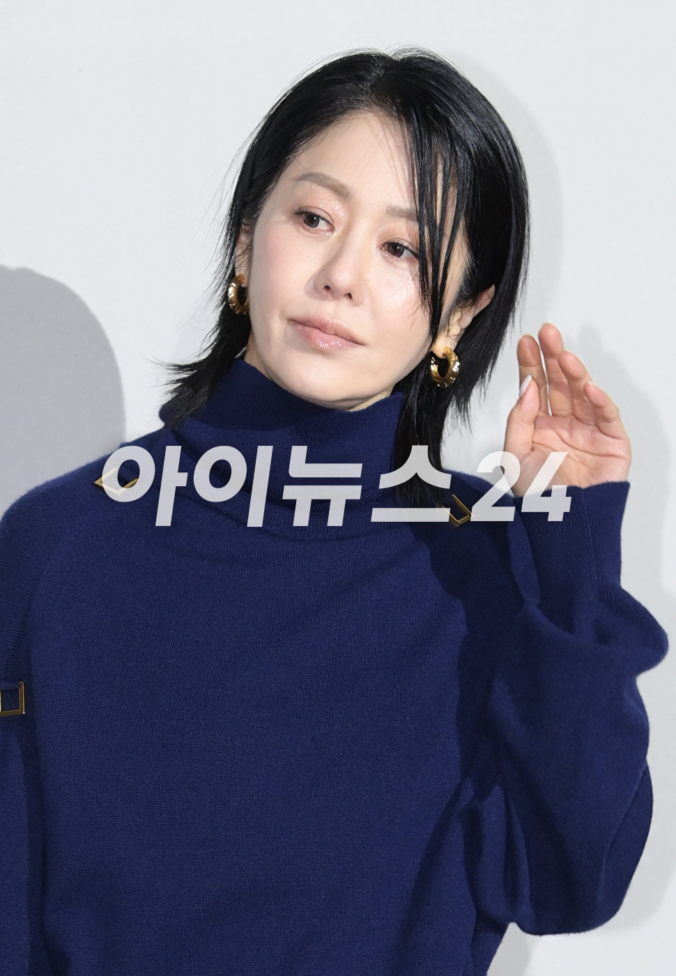 배우 고현정이 29일 오후 서울 한강 잠수교에서 진행된 '루이 비통 2023 프리폴 패션쇼'에 참석하고 있다. [사진=정소희 기자]