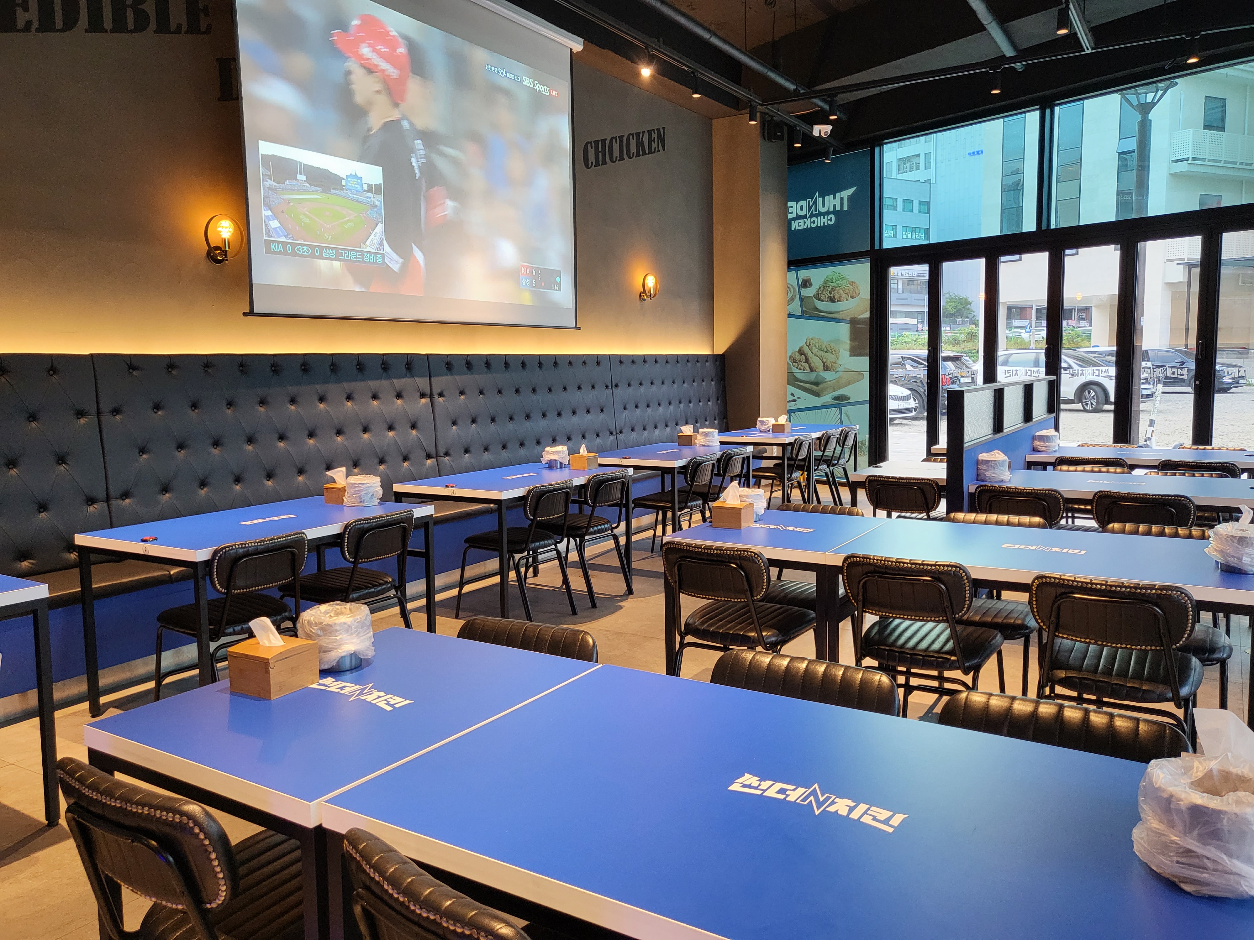 썬더치킨 포장 - 내부홀1