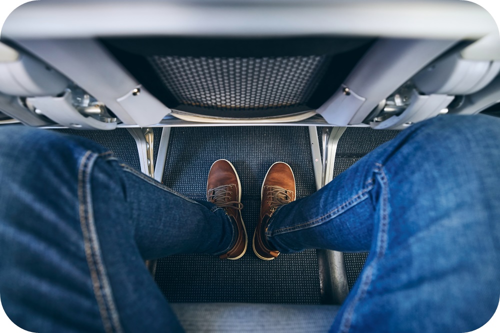 항공기내-이코노미-좌석-앉은-남성-청바지-다리-좌석-앞쪽-여유공간