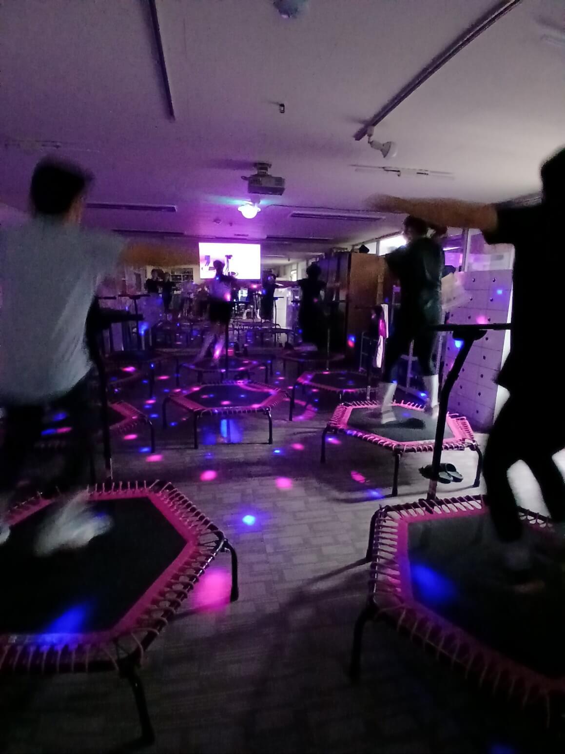 점핑운동센터 내부 전경과 트램펄린 기구가 배치된 모습