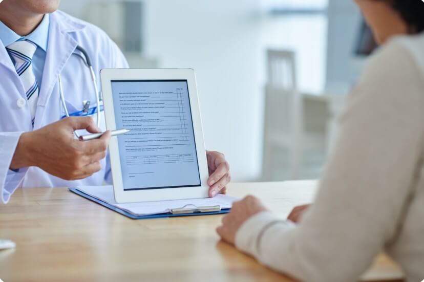 병원에서 정기 검사를 하는 모습