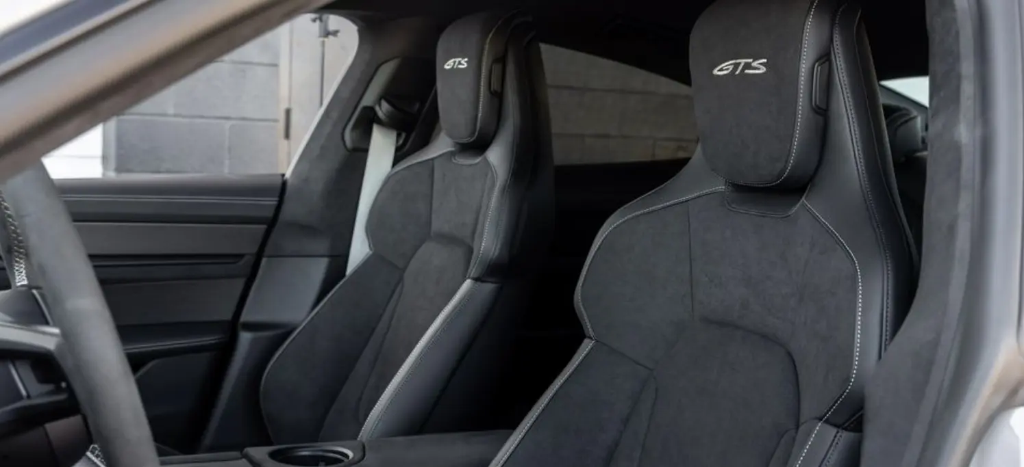 2024-포르쉐-타이칸-GTS의-검은색-좌석-모습으로-운전석-두-좌석이-확대되어-있는-사진