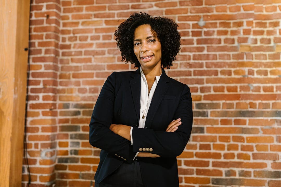 벽 앞에서 자신감 있게 포즈를 취한 시니어 여성 창업가