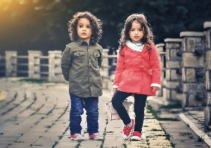 친구들과 어울리지 못하는 아이