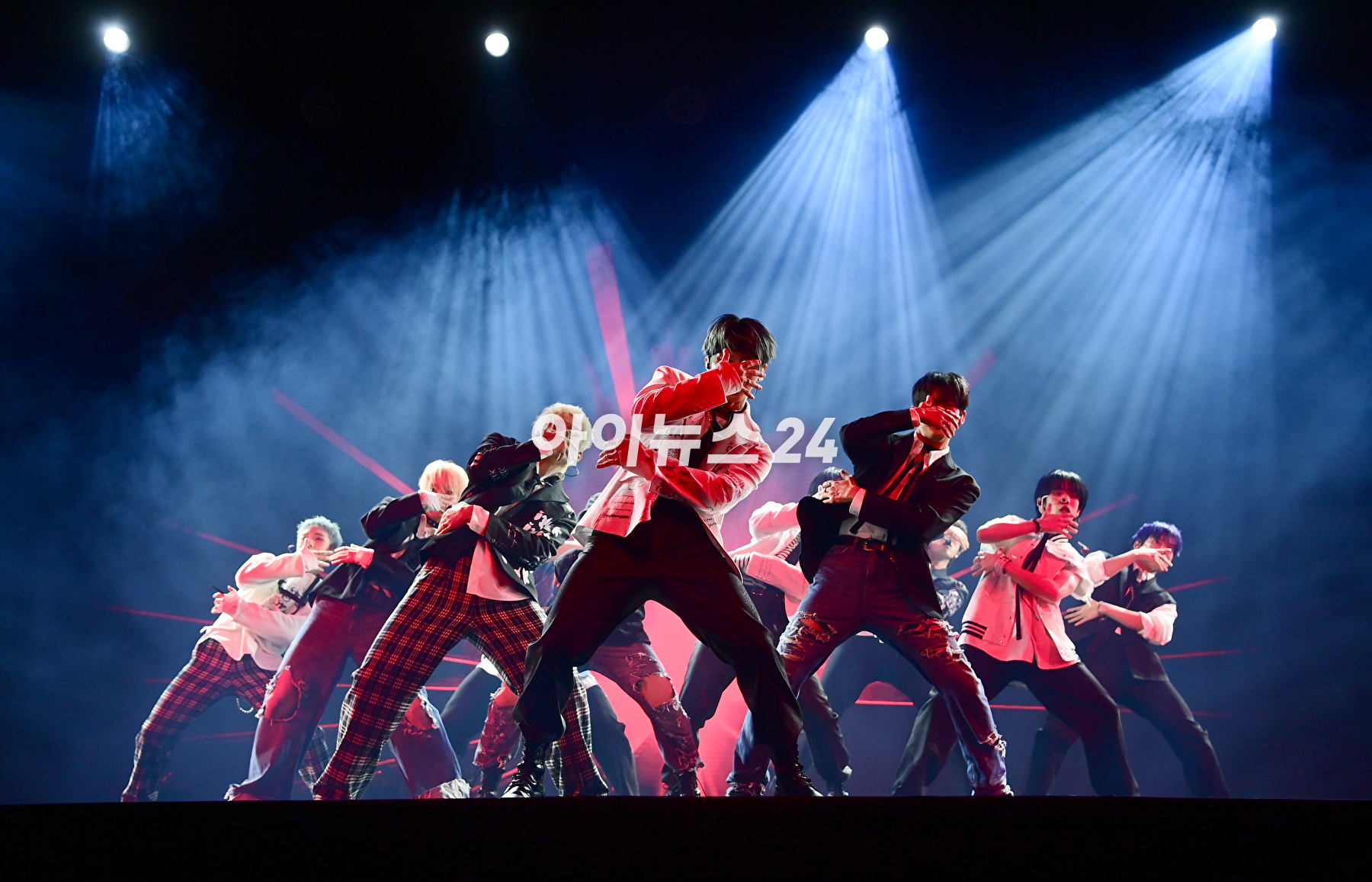 그룹 오메가엑스가 7일 오후 서울 광진구 예스24라이브홀에서 열린 오메가엑스(OMEGA X) 세 번째 미니앨범 'iykyk(if you know, you know)'(이프 유 노, 유 노) 발매 기념 쇼케이스에서 수록곡 무대를 선보이고 있다. [사진=정소희 기자]