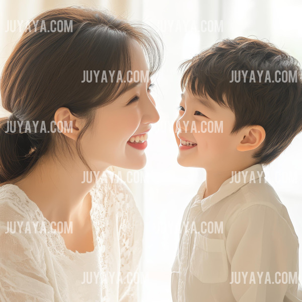 엄마와 아이가 서로를 바라보며 밝게 웃고 있는 장면. 사랑과 따뜻한 교감을 상징하는 이미지.