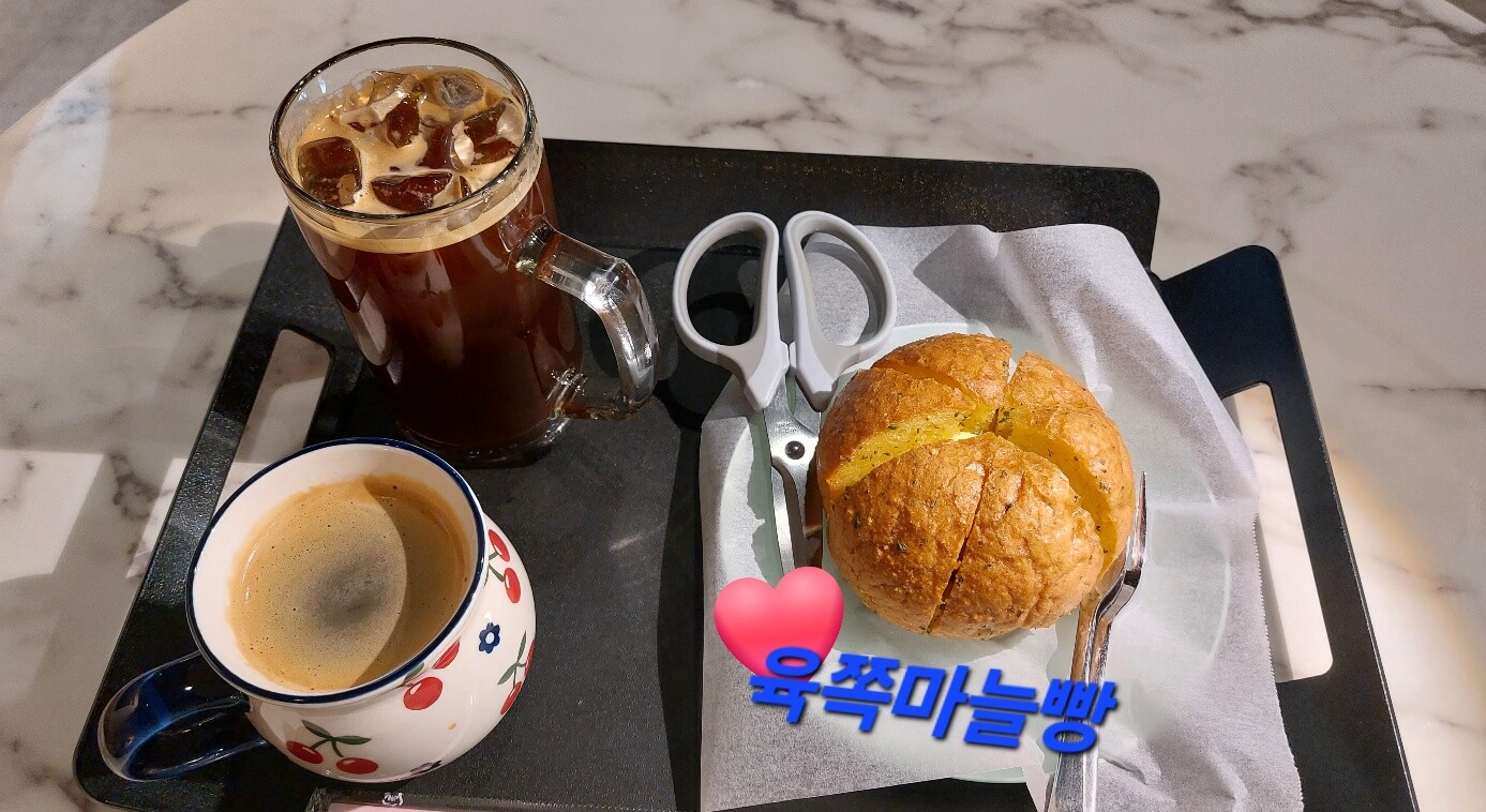 주문한 커피와 마늘빵 사진
