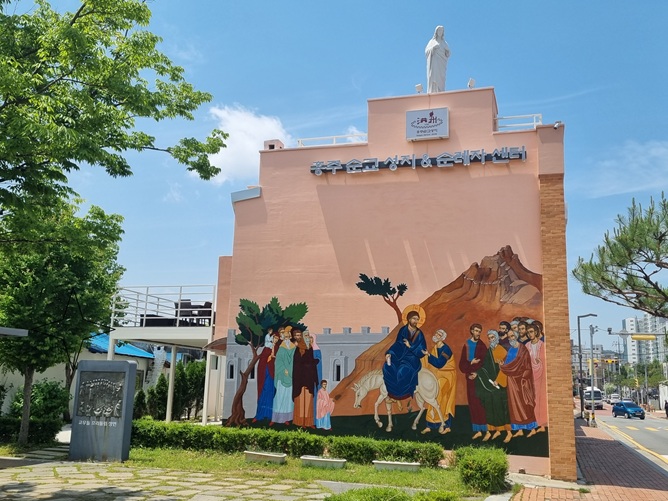 순교 4터 저잣거리에는 홍주순교성지성당 건물이 자리잡고 있습니다.