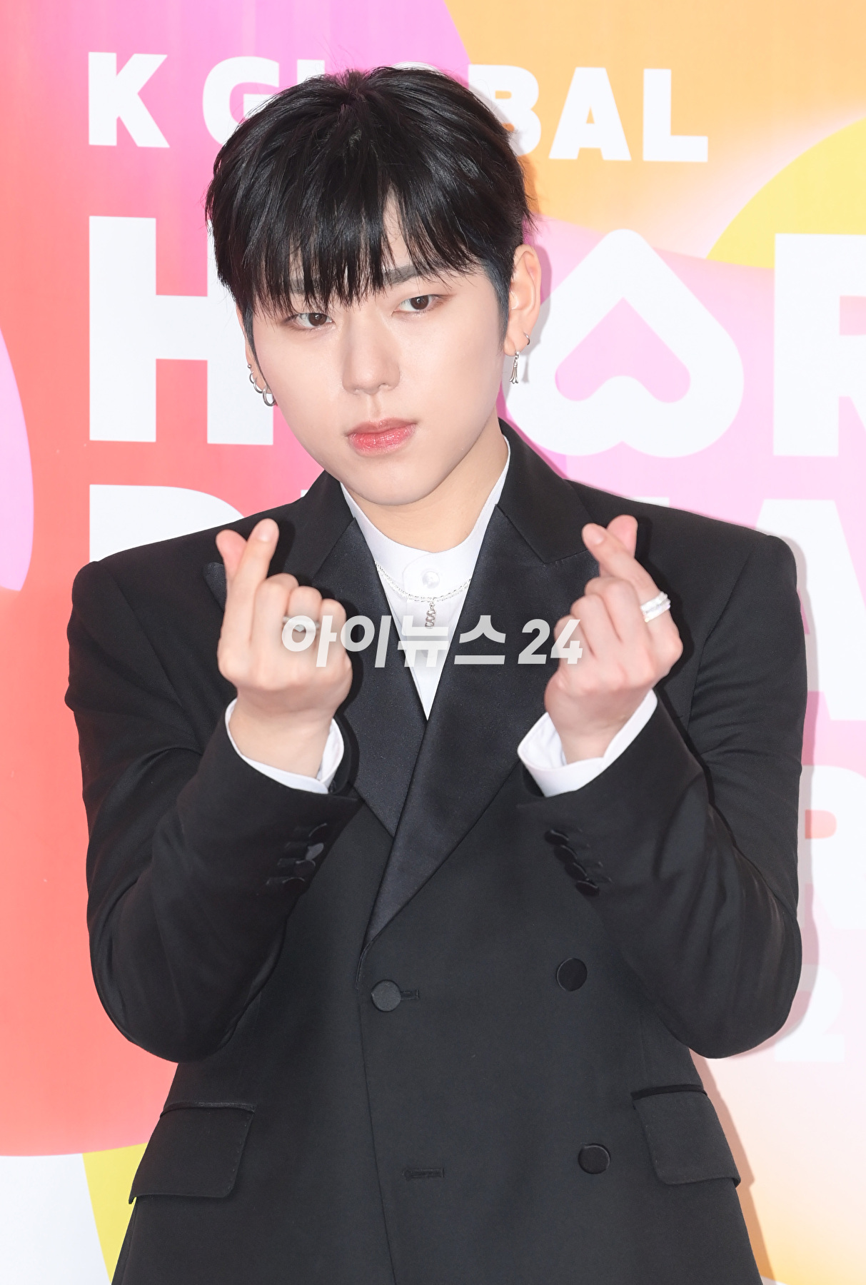 가수 지코가 10일 오후 서울 송파구 올림픽공원 케이스포돔(KSPO DOME)에서 열린 '2023 K글로벌 하트 드림 어워즈' 레드카펫 행사에 참석하고 있다. [사진=정소희 기자]