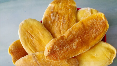 말린 망고를 담은 접시