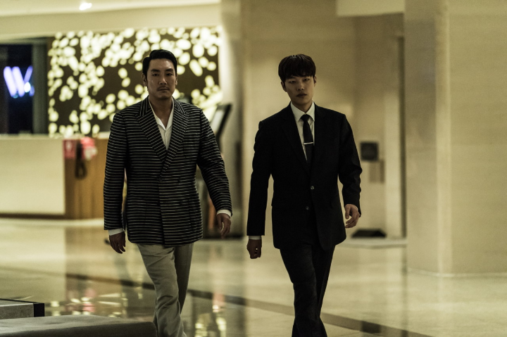 조진웅과류준열이함께걸어가고있다