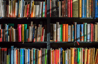 미래엔 교과서 PDF 무료 다운로드 전과목 e-book과 관련된 여러 책들이 책장에 진열되어 있는 사진