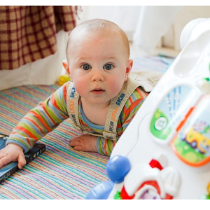 혼자 노는 아기