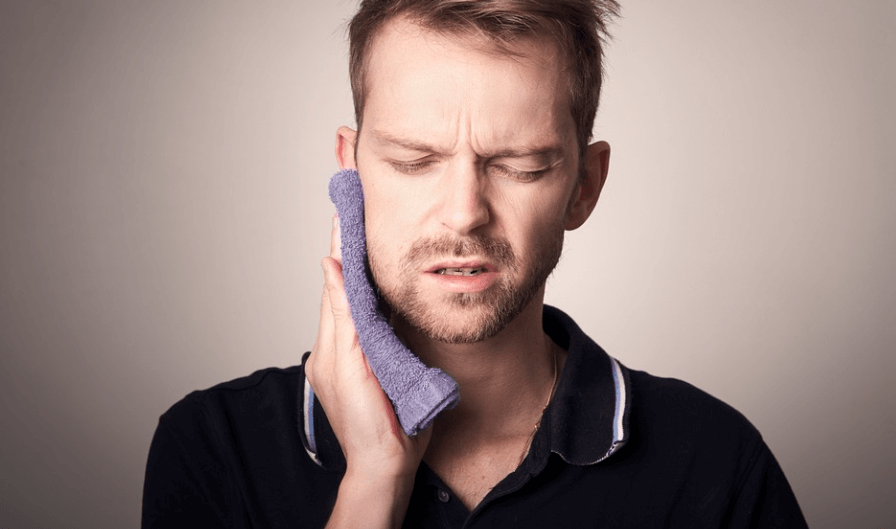 입병 빨리 낫는 법을 치통으로 확인하고 있는 남자