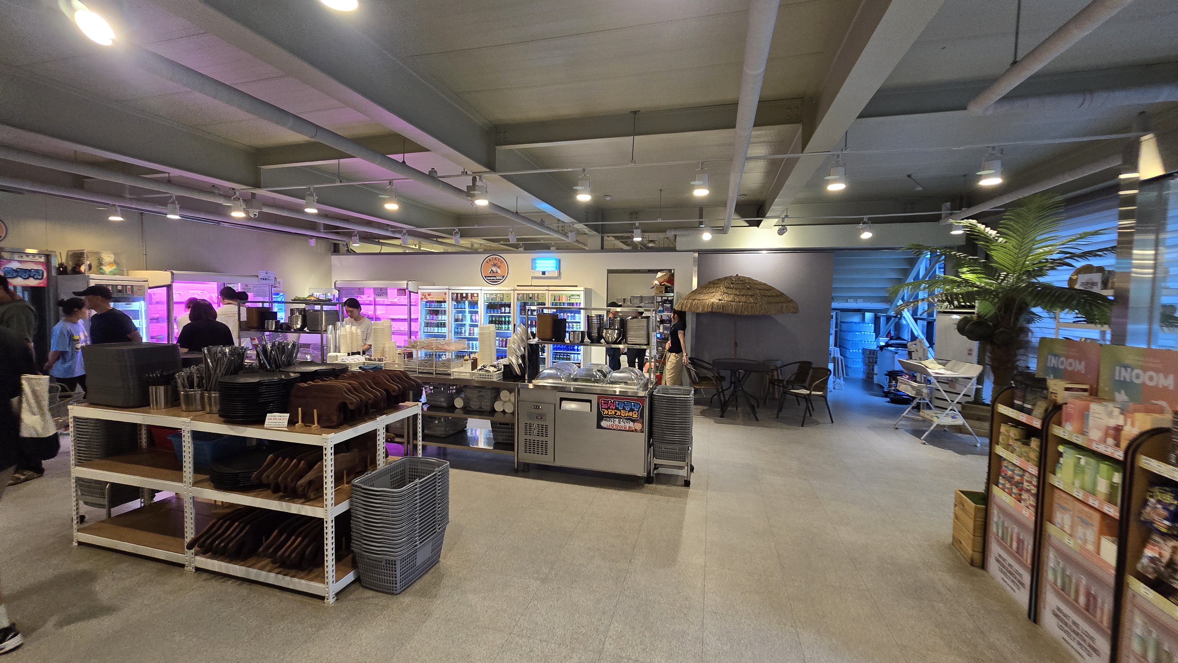 야자수 캠핑 바베큐 실내 물건 파는 매장 사진-2