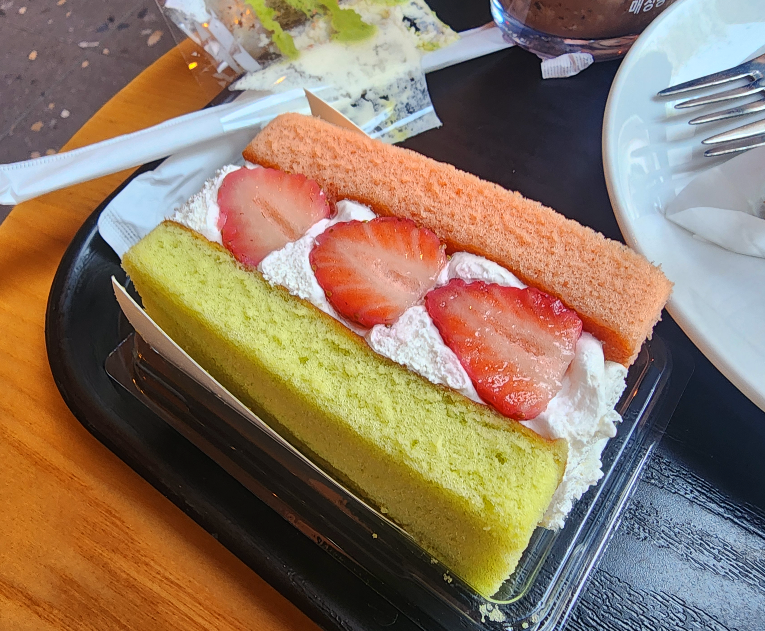 스타벅스딸기마스카포네샌드케이크