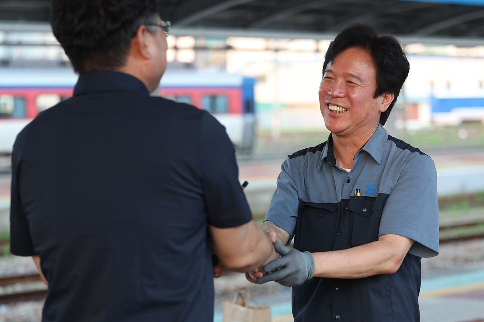 <출처 : 연합뉴스> 축하 인사 받는 김영훈 후보자