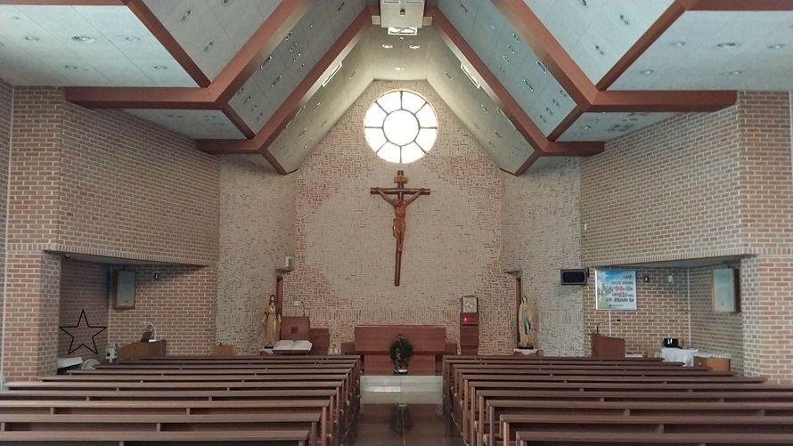 청주 가경동성당 성전 안 십자고상, 감실, 제대, 제단 사진