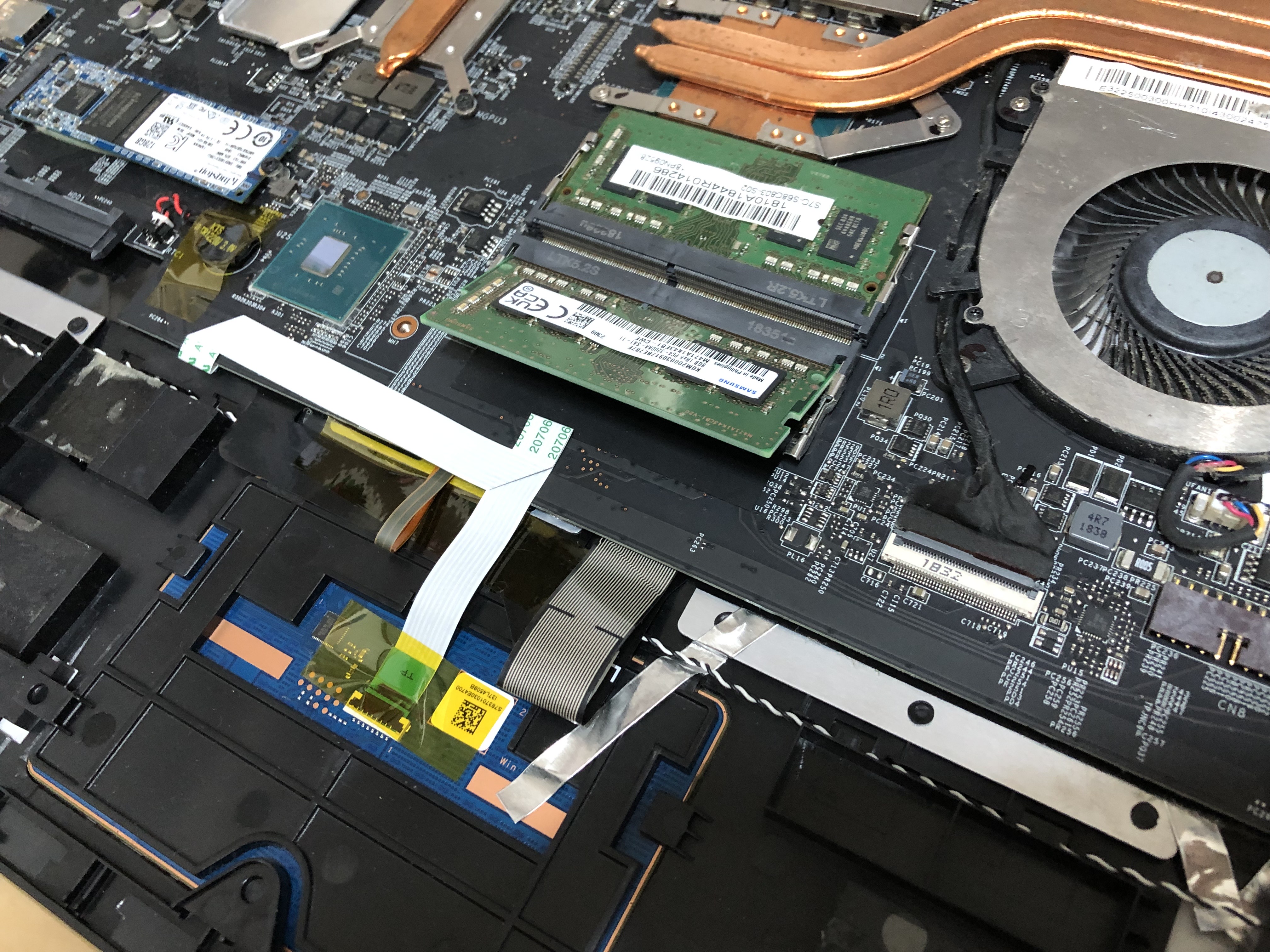 집에서 MSI 게이밍 노트북에 RAM과 SSD 추가하기