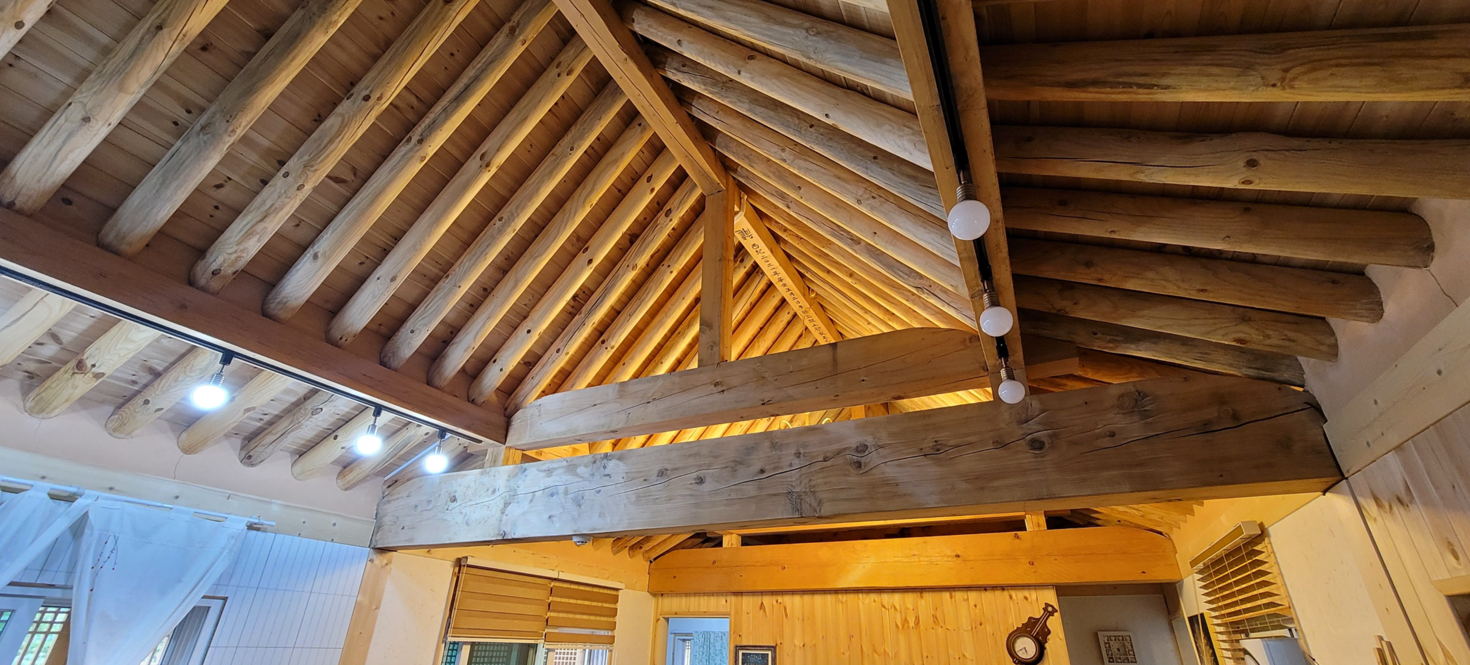 한옥 천정만 보고 있어도 힐링이다