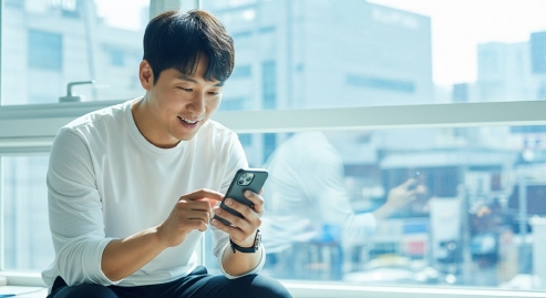 남성이 여기어때 앱을 사용 중인 모습&amp;#44; 창가&amp;#44; 자연광&amp;#44; 실사 이미지
