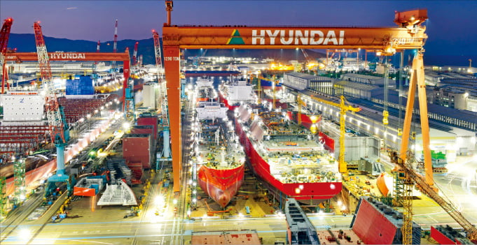 HD현대중공업 신형 LNG선 도크 야경.