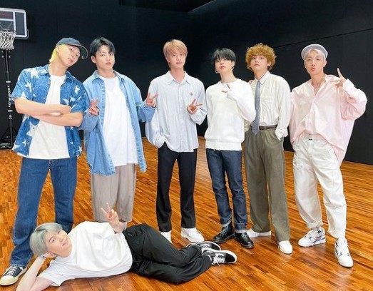 연습후 다함께 사진 찍는 방탄소년단의 모습
