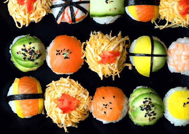 스시 15개가 나란히 있다. 연어스시, 오이스시, 달걀스시다.