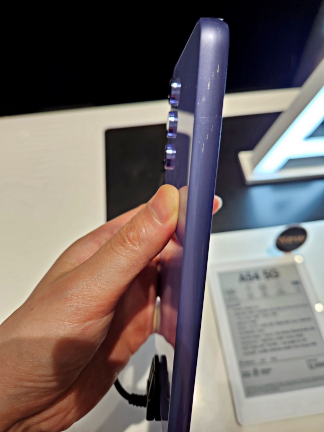 보급형 폰의 카메라 옆 모습은 보여주고 있습니다.