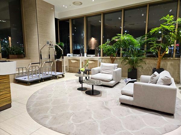 노보텔_로비_체크인