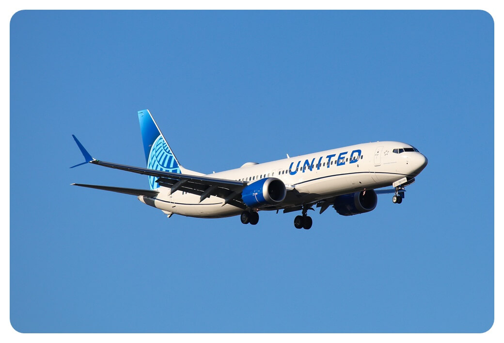 유나이티드항공 B737MAX 비행기가 공항에 있는 모습을 찍은 사진