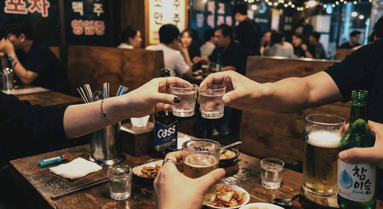 술잔을 들고 있는 손의 모습은 과음 상황을 상징하는 장면이다. [ⓒ이달의건강]