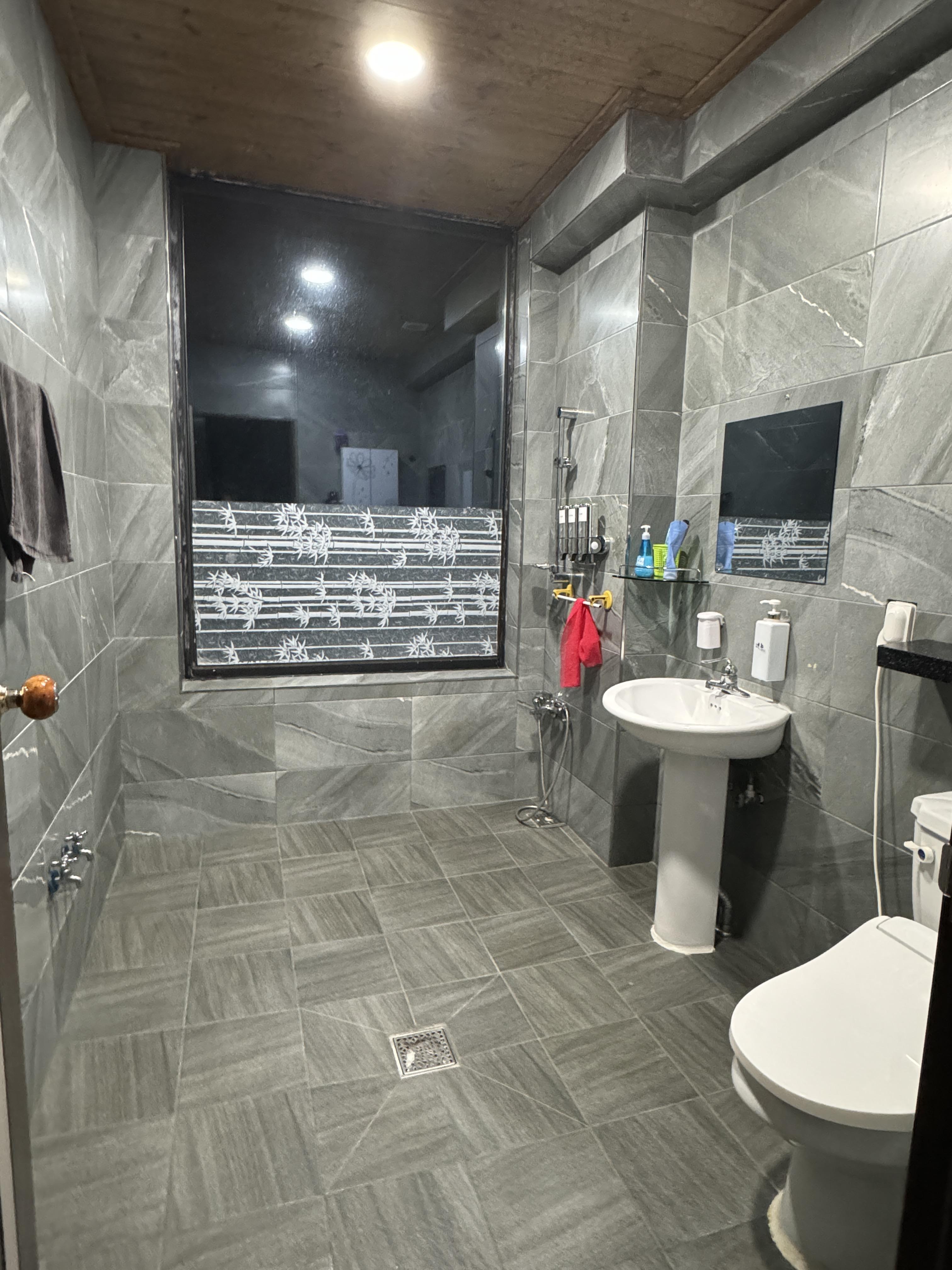 고성-티티펜션-1층-큰화장실