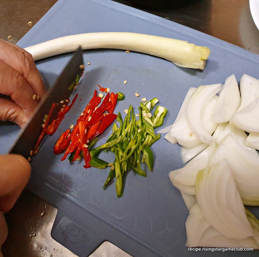 호박 볶음에 들어갈 청양고추와 홍고추를 2Cm 정도 길이로 어슷써는 사진