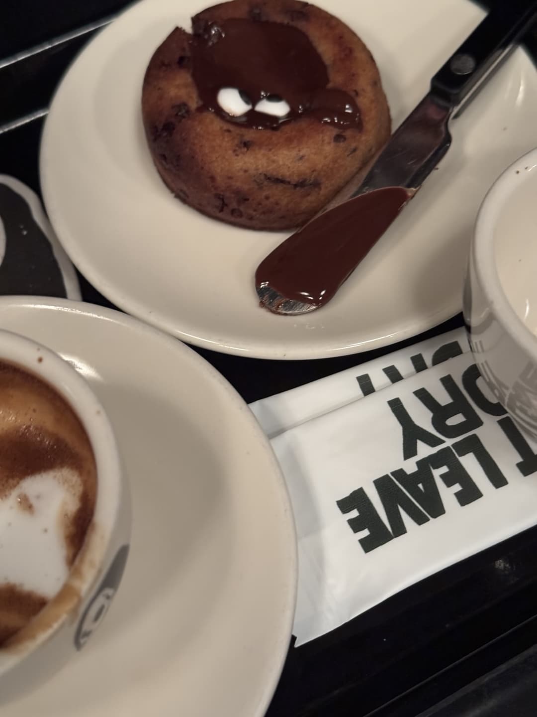 ☕ 구니스(GOONIES) – 용리단길 속, 영화 같은 블랙무드 감성 카페 삼각지 힙한 에스프레소 바