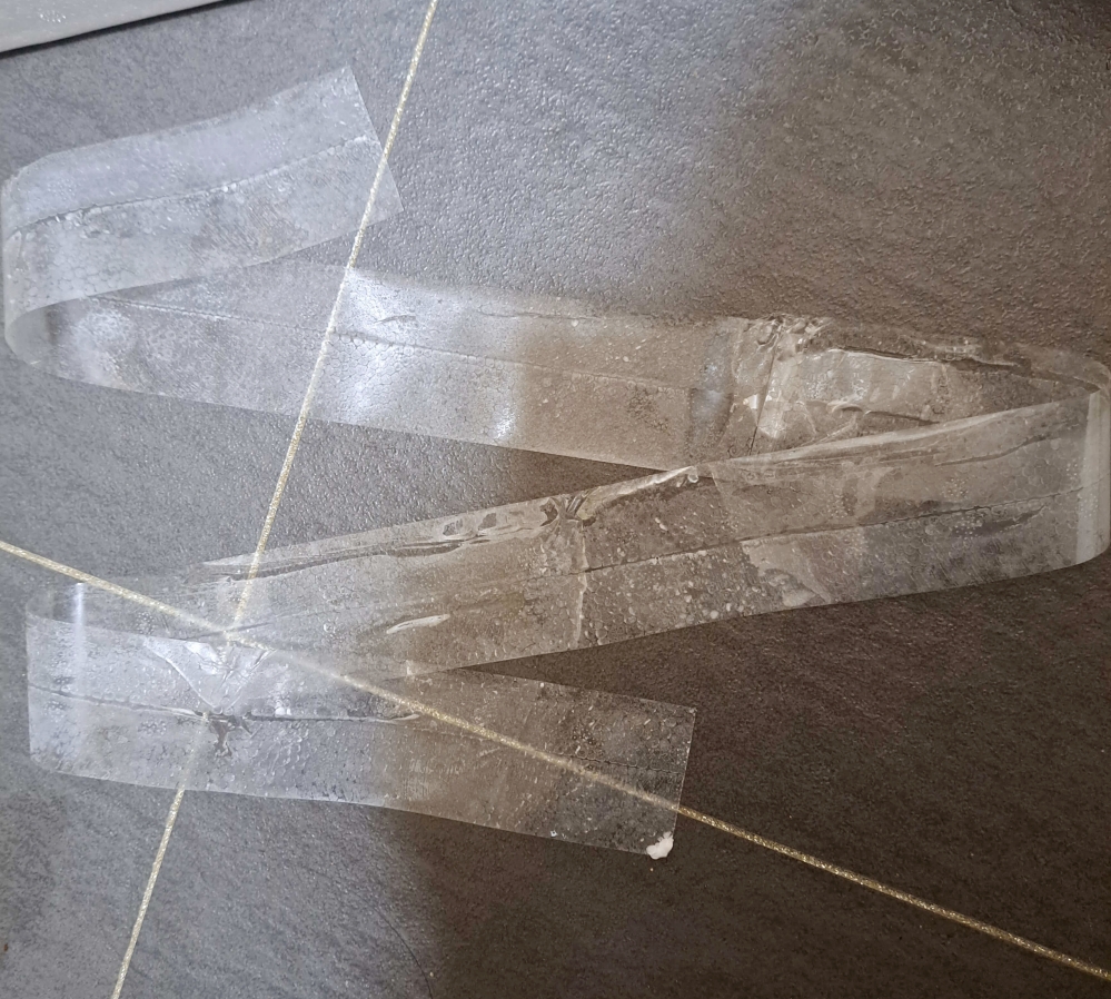 바닥에 스티로폼 가루가 한개도 없이 깔끔하게 테이프만 제거되었다
