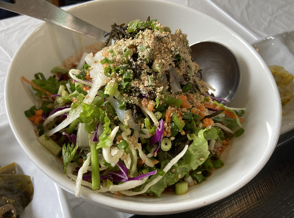 한치 물회도 무난하게 새콤한 소스와 곁들여 먹으니 좋다.