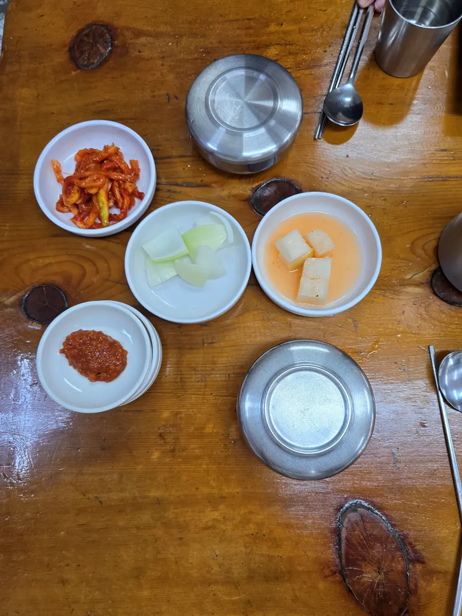 만복순대국 테이블 세팅