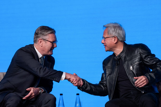 엔비디아와 영국 총리가 손잡는 장면