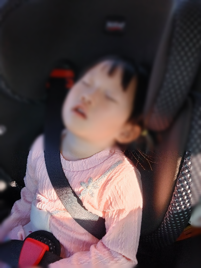 카시트에서 울다 지쳐 잠든 아이