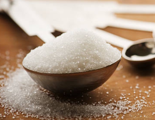 계량스푼에 담긴 백설탕